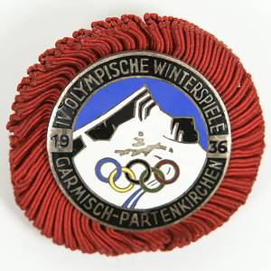 Teilnehmerabzeichen 1936  | Olympischen Winterspiele Garmisch-Partenkirchen 1936. Teilnehmerabzeichen für Offizieller des Organisationskomittees. Bronze, versilbert. Mehrfarbig emailliert, Rückseite mit Gravur „Amtsalter 168“. Mit rote Stoffrosette, 4x3,5 cm. - Bild 2