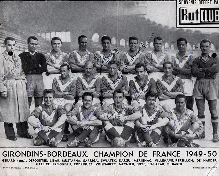  - Souvenir page showing the team of Girondins Bordeaux with 19 original signatures of the players shon in the photo. The won the French hampionship 1950. 26 x 22 cm. These signatures were collected on occasion of the match against Tasmania Berlin on 28th Mai 1950. signed by six french internationals (Garriga, M´Barek, Gallice, de Harder (1920-1982), Doye, Kargu) – punched and buckled, some signatures faded. Condition: C