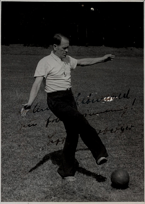 Herberger, Sepp  | (1897-1977) s/w-Pressefoto (Schirner) mit Originalwidmung von Sepp Herberger im Jahre 1955 mit Tinte. Deutscher Fußballspieler und -trainer. 3 A-Länderspiele von 1921-1925. Weltmeister-Trainer von 1954.17x11,5 cm 23,9x18 cm.