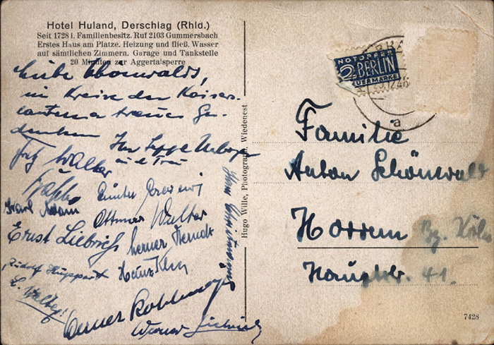Kaiserslautern,1.FC 1948  | S/W-Postkarte geschrieben vom deutschen Bundestrainer Sepp Herberger von der Weihnachtsfeier 1948 der Spieler des 1.FC Kaiserslautern im Hotel Huland in Derschlag. Mit 13 original Signaturen der Spieler des 1.FCK: Werner Kohlmeyer, Fritz Walter, Ottmar Walter, Ernst Liebrich, Werner Baßler, Torwart Karl Adam, Klee, Hupert, Christmann u.a. 13,5x11 cm. Abgestempel 23.12.1948