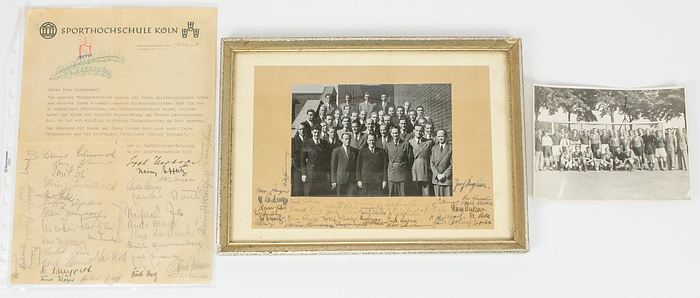 DFB - Trainerlehrgang 1948  | Zwei original Fotos vom 1. und 2. DFB Trainingslehrgang 1947 + 1948 an der Sporthochschule Köln, je 17x12 cm Ein Foto gerahmt, mit 40 original Signaturen der Teilnehmer. Dabei: DIN A4 Briefkopf der Sporthochschule it Schreibmaschinenbrief von Herberger mit original Signatur. Farbig gezeichnetes kleines Bild mit Weihnachtsmotiv (vermutlich von Herberger persönlich!!!) Außerdem ca. 30 original Signaturen der Teilnehmer. Dabei original Signaturen von Herberger (2x), Hennes Weisweiler (2x - einmal mit "Hans" signiert total selten!), Kuno Klötzer, Willi Kreß, Herbert Widmayer, Paul Mebus, Rudi Gellesch und viele andere.
