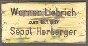 Holzstier Geschenk Herbeger an Liebrich  | Handgeschnitzer Holzstier mit farbigen Salzburger Wappen mit der Inschrift "Alt - Internationale ÖFB - DFB Salzburg 24.9.1966". Signiert "A.Ficker, Salzburg". Mit aufgesetzter vergoldeter, gravierter Plakette (6x3 cm) "Werner Liebrich zum 18.1.1967. SEPP HERBERGER". Diese Figur erhielt erhielt Sepp Herberger als Trainer der DFB Alt - Internationalen mit Werner Liebrich als Ehrengeschenk anläßlich des Spieles am 24.9.1966 vom ÖFB. Sepp Herberger hat diese Trophae mit einer Plakette veredelt und Werner Liebrich zum 40.Geburtstag einige Monate später geschenkt!. 25,5x26x10 cm Unikat! - Bild 4