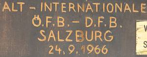  - Hand-carved wooden bull featuring a colorful coat of arms of Salzburg, bearing the inscription: "Alt-Internationale ÖFB–DFB Salzburg 24.9.1966." Signed "A. Ficker, Salzburg." Adorned with an attached, gilded, and engraved plaque (6 x 3 cm) inscribed: "To Werner Liebrich, Jan. 18, 1967. SEPP HERBERGER." Sepp Herberger received this figurine from the ÖFB as an honorary gift in his capacity as coach of the DFB "Old Internationals"—a team that included Werner Liebrich—on the occasion of the match held on September 24, 1966. Sepp Herberger subsequently enhanced this trophy by adding the plaque and presented it to Werner Liebrich as a gift for his 40th birthday a few months later! Dimensions: 25.5 x 26 x 10 cm. A unique piece! --The wooden bull was handcrafted by the renowned Salzburg woodcarver A. Ficker. The wooden bull serves as a symbolic figure of Salzburg. — Both of the bull's ears show small chips. The plaque is tarnished. Condition: B+ - Bild 5