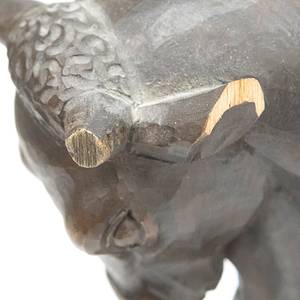  - Hand-carved wooden bull featuring a colorful coat of arms of Salzburg, bearing the inscription: "Alt-Internationale ÖFB–DFB Salzburg 24.9.1966." Signed "A. Ficker, Salzburg." Adorned with an attached, gilded, and engraved plaque (6 x 3 cm) inscribed: "To Werner Liebrich, Jan. 18, 1967. SEPP HERBERGER." Sepp Herberger received this figurine from the ÖFB as an honorary gift in his capacity as coach of the DFB "Old Internationals"—a team that included Werner Liebrich—on the occasion of the match held on September 24, 1966. Sepp Herberger subsequently enhanced this trophy by adding the plaque and presented it to Werner Liebrich as a gift for his 40th birthday a few months later! Dimensions: 25.5 x 26 x 10 cm. A unique piece! --The wooden bull was handcrafted by the renowned Salzburg woodcarver A. Ficker. The wooden bull serves as a symbolic figure of Salzburg. — Both of the bull's ears show small chips. The plaque is tarnished. Condition: B+ - Bild 7