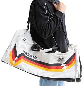 World cup 1990 Adidas Tasche  | Original Sporttasche von Matthias Herget von der Fußball - UEFA Euro 1988 mit der aufgedruckten Nummer "5" (Trikotrückennummer von Herget während der Euro 1988). Adidas mit dem DFB Logo und Desgin des DFB. 70x36x26 cm. - Bild 2