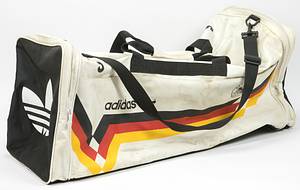 World cup 1990 Adidas Tasche  | Original Sporttasche von Matthias Herget von der Fußball - UEFA Euro 1988 mit der aufgedruckten Nummer "5" (Trikotrückennummer von Herget während der Euro 1988). Adidas mit dem DFB Logo und Desgin des DFB. 70x36x26 cm. - Bild 3