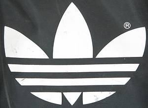  - Original sports bag belonging to Matthias Herget from the 1988 UEFA European Championship, featuring the printed number "5" (Herget's jersey number during Euro 1988). Adidas, featuring the DFB logo and DFB design. 70 x 36 x 26 cm. --An original piece of equipment from the German national team's European Championship campaign! During the tournament, the players' bags were marked with their respective jersey numbers. This is the large-sized model used to carry the players' sportswear. It shows heavy signs of wear and soiling from its use during the 1988 European Football Championship!! A unique item!!! This piece comes directly from the personal collection of German national team player Matthias Herget. Condition: C - Bild 5