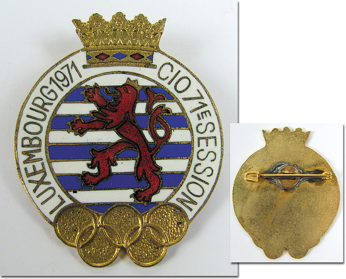 IOC-Session 1971  | Teilnehmer-Abzeichen "CIO 71e Session Luxembourg 1971". Bronze, vergoldet, farbig emailliert, 4,4x3,5 cm.