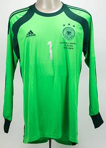 - Original adidas fan shirt from the 2014 FIFA World Cup, featuring the squad number "1" for legendary goalkeeper Manuel Neuer, complete with the match print from the final—"Germany v Argentina, July 13, 2014, Rio de Janeiro"—and an authentic autograph by Manuel Neuer on the back, positioned next to the number. Neuer wore a green jersey in this very design during the final match! --adidas Climacool. Size "L". The match print was applied retrospectively and is not an original DFB print. —Minor stains. Condition: A- - Bild 2