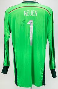 Neuer, Manuel  | Original adidas Fanshirt von der Fußball - Weltmeisterschaft 2014 mit der Rückennummer "1" für die Torhüterlegende Manuel Neuer mit Match Print des Endspieles "Deutchland v Argentinien 13.Juli 2014 Rio de Janeiro" und auf der Rückseite original Signatur von Manuel Neuer neben der Rückennummer. Neuer hat im Endspiel ein grünes Trikot in diesem Degin getragen! - Bild 3