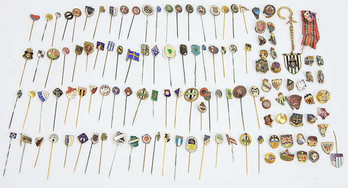  - Approx. 120 football pins dating from 1952 to 1970, from the collection of German international footballer Rudolf Hoffmann (1935–2020; VfB Stuttgart; 1 senior international cap). The pins come directly from Hoffmann's estate. 50% German teams, 50% foreign teams and associations. Condition: A-