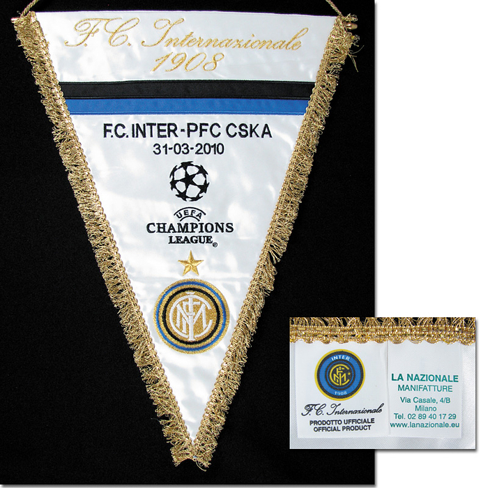 Mailand,Inter-Spielwimpel  | Original Spielwimpel "F.C. Internaionale 1908.  F.C. Inter - PFC CSKA (Moskau). 31-03-2010. UEFA Champions League" mit aufgestickten Schriftzügen und aufgenähtem gesticktem Vereinslogo von Inter Mailand. Weißer Seidenwimpel mit Goldbrokatfransen, Goldbrokatkordel und Metallstange. 30x40 cm.