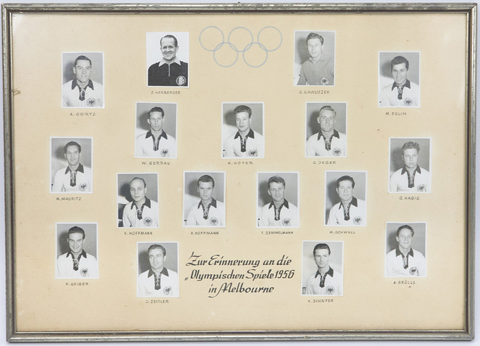 1DFB-Olympiaauswahl 1956  | "Zur Erinnerung an die Olympischen Spiele 1956 in Melbourne" (Aufschrift). Mit aufmontierten Fotos (je 6x4,5 cm) der Spieler der DFB Fußball - Olympiamannschaft. Gerahmt unter Glas, 49x35 cm Bekamen die Teilnehmer der deutschen Olympia - Fußballmannschaft vom NOK Deutschland als Geschenk überreicht.
