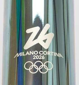 Olympiafackel 2026  | Original Olympiafackel "Essential" der Olympischen Winterspiele Mailand / Cortina d´Ampezzo 2026. Leichtmetall,  Polymer Gewicht: ca. 1060 Gramm und bestehen hauptsächlich aus recycelten Materialien. Ca. 1500 Fackeln wurden hergestellt.  Länge: 85 cm. In original Box für die Fackel aus Pappe. - Bild 4