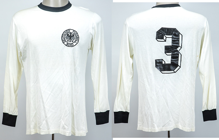 DFB - Trikot 1974 WM Finale  | Original match worn Deutschland Spielertrikot mit der Nummer 3. Getragen von Paul Breitner vermutlich im Endspiel Deutschland v Holland am 7.Juli 1974 in München. Paul Breitner erzielte das 1:1 in der 25. Minute durch einen Elfmeter und brachte damit Deutschland auf die Siegerstraße. Vermulich Tauschtrikot. Status:AAA. Museumsstück!!
