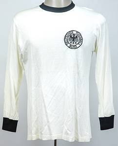 DFB - Trikot 1974 WM Finale  | Original match worn Deutschland Spielertrikot mit der Nummer 3. Getragen von Paul Breitner vermutlich im Endspiel Deutschland v Holland am 7.Juli 1974 in München. Paul Breitner erzielte das 1:1 in der 25. Minute durch einen Elfmeter und brachte damit Deutschland auf die Siegerstraße. Vermulich Tauschtrikot. Status:AAA. Museumsstück!! - Bild 2