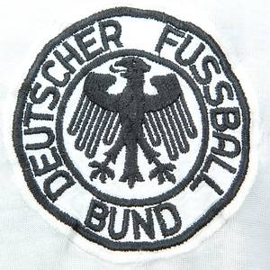 DFB - Trikot 1974 WM Finale  | Original match worn Deutschland Spielertrikot mit der Nummer 3. Getragen von Paul Breitner vermutlich im Endspiel Deutschland v Holland am 7.Juli 1974 in München. Paul Breitner erzielte das 1:1 in der 25. Minute durch einen Elfmeter und brachte damit Deutschland auf die Siegerstraße. Vermulich Tauschtrikot. Status:AAA. Museumsstück!! - Bild 4