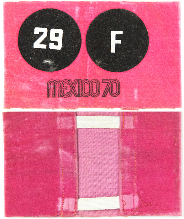 Armband WM 1970  | Offizielles Armband für Fotografen bei der Fußball-Weltmeisterschaft 1970 in Mexiko für das Spiele 29 Halbfinale Brasilien v Uruguay. 15,5x9 cm.