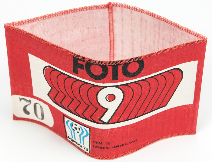 Armband WM1978  | Offizielles Armband für die FIFA Fußball - Weltmeisterschaft 1978 in Argentinien. Mit dem Aufdruck "Foto" und Stempel "70"  für das Spiel Nr. "9" - 40x10,5 cm