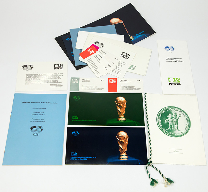 Dokumente WM 1974  | 19 verschiedene offizielle Stücke (Einladungen; Tickets für Pausenimbiss, Speisekarten; WM-Auslosung usw.) zu offiziellen Veranstaltungen zur Fußball - Weltmeisterschaft 1974 in Deutschland.