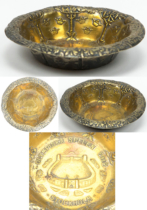 Schale OSS1912  | Versilberte Schale mit dem Olympia Stadion und der Inschrift "Olympiska Spelen 1912 Stockholm". Durchmesser: 11 cm, Höhe: 3 cm.