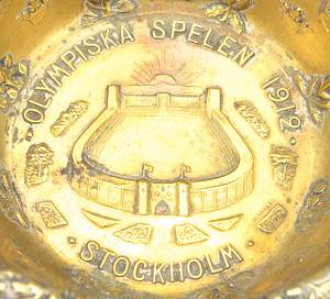  - Olympic Games 1912.Commemorative Metal Dish: Attractive silver plated dish wih the Olympic Stadion and lettering: "Olympiska Spelen 1912 Stockholm". diameter 11cm, height 3cm. Silver worn in the dish. Slight dent on the rim Condition: B - Bild 5
