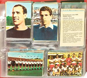 Sammelbilder-Heinerle 62  | 96 verschiedene Fußballsammelbilder von Heinerle aus der Serie Fußball - Weltmeisterschaft 1962 + Europapokal. 6,6x8,7cm.  In original Sammelmappe von Heinerle (Kunstoffringordner) 25x21,5 cm. - Bild 5
