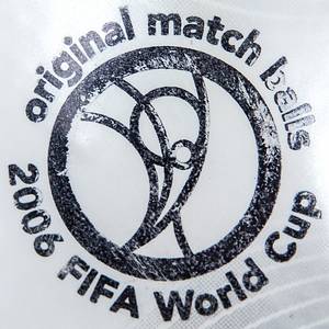 Spielball WM 2006  | Original FIFA Spielball Adidas "Teamgeist" von der Fußball-Weltmeisterschaft 2006 in Deutschland aus dem Vorrundenspiel France - Switzerland am 13 June 2006 in Stuttgart. Mit aufgedruckter Spielpaarung und original FIFA Stempel "original match balls 2006 FIFA World Cup". Mit Spielspuren! - Bild 4