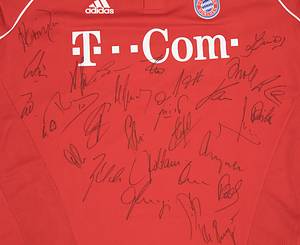 München, Bayern - 2006  | Original adidas Fantrikot Bayern München mit 20 origial Signaturen der Spieler des Double Siegers 2006: Ballack, Kahn, Makaay, Lucio Lahm, Schweinsteiger, Magath, Hoeness, K-H..Rummenigge u.a. Größe XL. - Bild 2