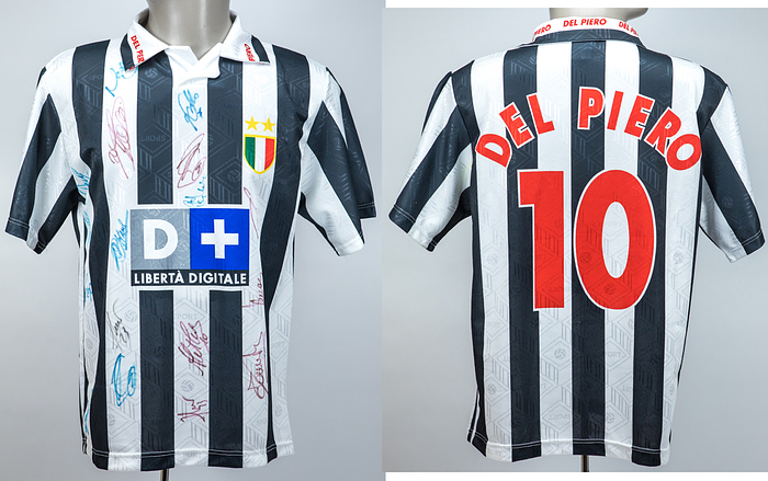 Turin, Juventus - 2004  | Fantrikot von Juventus Turin 2004/2005 mit der Rückennummer "10" del Piero. Mit 17 original Signaturen der Spieler aus dieser Saison. Weltmeistern Cannavaro, del Piero, Camoranesi, Buffon und Zambotta.Sowie Pavel Nedved und Zlatan Ibrahimovic. Größe S.