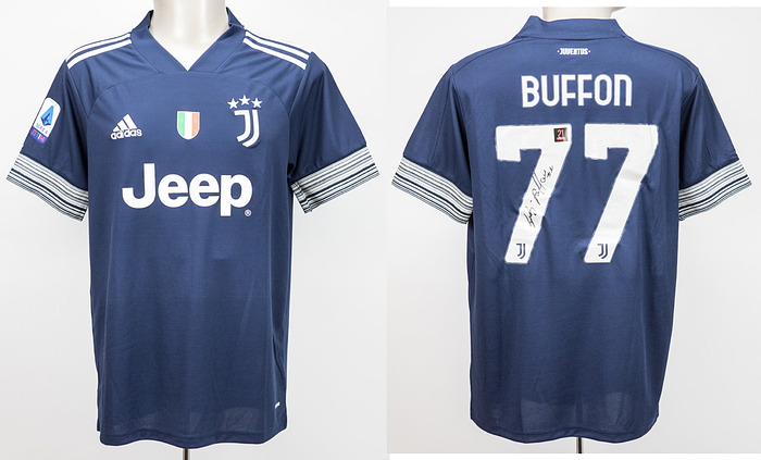 Buffon, Gianluigi - Fantrikot  | Original adidas Fantrikot von Juventus Turin mit der Rückennummer "77" Gianluigi Buffon. Mit original Signatur von Buffon auf der Rückennummer! Das Trikot wurde im April 2021 von Buffon signiert und mit einem Echtheitszeichen von "21 autographs international" versehen. Dabei ein original Farbfoto, das Buffon beim signieren dieses Trikots zeigt!.Größe L.