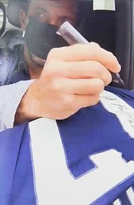 Buffon, Gianluigi - Fantrikot  | Original adidas Fantrikot von Juventus Turin mit der Rückennummer "77" Gianluigi Buffon. Mit original Signatur von Buffon auf der Rückennummer! Das Trikot wurde im April 2021 von Buffon signiert und mit einem Echtheitszeichen von "21 autographs international" versehen. Dabei ein original Farbfoto, das Buffon beim signieren dieses Trikots zeigt!.Größe L. - Bild 4