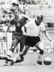  - World Cup 1970.: 1970 World Cup, presented by the Sven Simon Press Agency. Featuring 39 black-and-white press photographs (22 x 18 cm) from the 1970 Football World Cup. Stan Libuda's personal copy! --The album contains photographs documenting the German national team's progress during the 1970 World Cup in Mexico. This is the official World Cup album by Sven Simon. It was distributed exclusively to select clients and members of the German national team. Extremely rare!!! Condition: A- - Bild 3