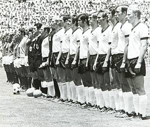  - World Cup 1970.: 1970 World Cup, presented by the Sven Simon Press Agency. Featuring 39 black-and-white press photographs (22 x 18 cm) from the 1970 Football World Cup. Stan Libuda's personal copy! --The album contains photographs documenting the German national team's progress during the 1970 World Cup in Mexico. This is the official World Cup album by Sven Simon. It was distributed exclusively to select clients and members of the German national team. Extremely rare!!! Condition: A- - Bild 4