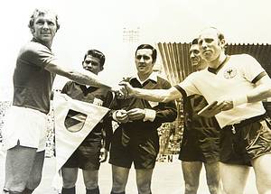  - World Cup 1970.: 1970 World Cup, presented by the Sven Simon Press Agency. Featuring 39 black-and-white press photographs (22 x 18 cm) from the 1970 Football World Cup. Stan Libuda's personal copy! --The album contains photographs documenting the German national team's progress during the 1970 World Cup in Mexico. This is the official World Cup album by Sven Simon. It was distributed exclusively to select clients and members of the German national team. Extremely rare!!! Condition: A- - Bild 5