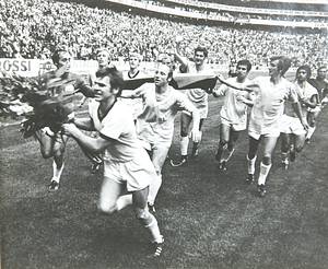  - World Cup 1970.: 1970 World Cup, presented by the Sven Simon Press Agency. Featuring 39 black-and-white press photographs (22 x 18 cm) from the 1970 Football World Cup. Stan Libuda's personal copy! --The album contains photographs documenting the German national team's progress during the 1970 World Cup in Mexico. This is the official World Cup album by Sven Simon. It was distributed exclusively to select clients and members of the German national team. Extremely rare!!! Condition: A- - Bild 6