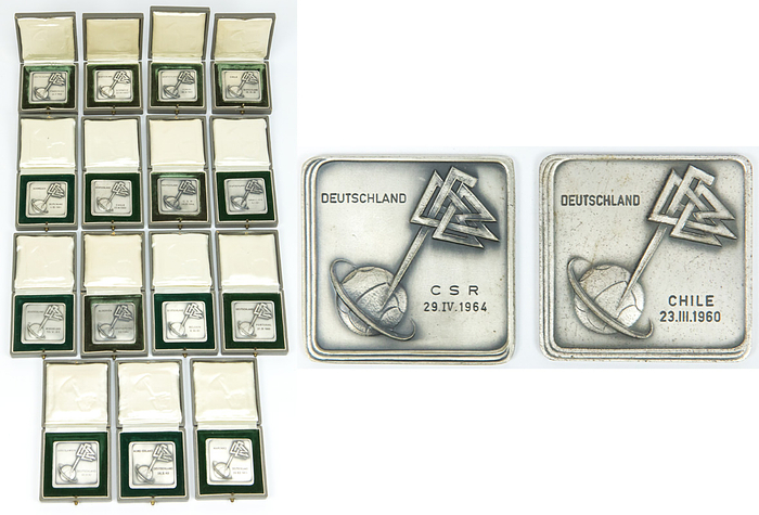 Sorry, no english description is available. ...  -  Condition: A-.....Tolle Sammlung eines DFB Nationalspielers der mehr als 10 Länderspieleinsätz gemacht hat. Meist fehlen einige Plaketten. --Der DFB begann Ende 1957 mit einer neuen Tradition. Der DFB ließ für die deutschen Spieler eines DFB A-Länderspieles eine Erinnerungsplakette anfertigen. Silber für die eingesetzten Spieler und später Bronze für die Reservespieler. Diese Tradition ist in der DFB Ehrenordnung bis heute festgelegt.