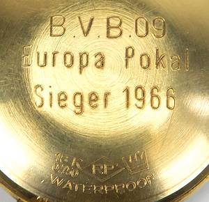 1Dortmund,Borussia-Goldene Uhr 1966  | Stan Libuda wurde 1966 mit Borussia Dortmund Europapokalsieger. Aus diesem Anlass schenkte Borussia Dortmund allen beteiligen Spieler eine goldene Uhr der Marke "Exquisit Automatic" mit Sekundenzeiger und Datumsanzeige. Auf der Rückseite wurde ein Erinnerungschriftzug eingraviert "BVB 09 Europa Pokalsieger 1966". Das Gehäuse ist aus Gold 18 k - 0,750 (gepunzt). Das Milanesearmband ist ebenfals aus Gold 14 k - 585 (gepunzt). Das Gesamtgewicht der Uhr beträgt 65 Gramm (das Uhrwerk ist nicht aus Gold). Persönliche Armbanduhr von Stan Libuda, der diese Uhr auch häufig getragen hat! Museumstück! - Bild 5