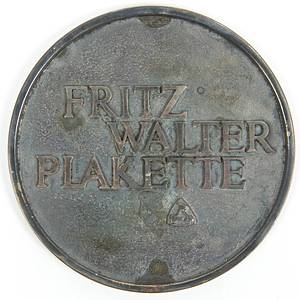 2Fritz Walter Plakette 1970  | Fritz-Walter Plakette 1969/70 für Reinhard Libuda mit Namensgravur.  Vorderseite mit der Aufschrift "Fritz Walter Plakette". Rückseite mit Gravur "Dem mannschaftsdienlichen Spieler der Bundesliga Reinhard Libuda 1969/70. Stiftung Schlegel-Brauerei GmbH. Bochum und Recklingshausen.". Silber (gepunzt 925er, Gewicht: 151 Gramm), 8,7 cm. In original Box - Bild 2