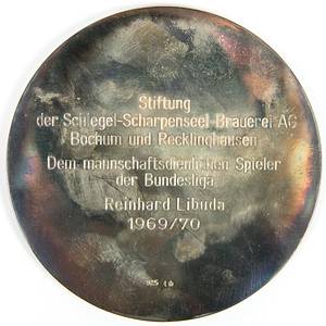 Sorry, no english description is available. ...  -  Condition: A.....Die Fritz Walter Plakette wurde von 1968 - 1973 an verdiente Bundesliga- und Nationalspieler vergeben. War als Ergänzung zur Ehrung "Spieler des Jahres" gedacht. Rarität!  -angelaufen - Bild 3