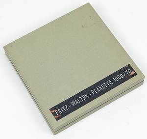 2Fritz Walter Plakette 1970  | Fritz-Walter Plakette 1969/70 für Reinhard Libuda mit Namensgravur.  Vorderseite mit der Aufschrift "Fritz Walter Plakette". Rückseite mit Gravur "Dem mannschaftsdienlichen Spieler der Bundesliga Reinhard Libuda 1969/70. Stiftung Schlegel-Brauerei GmbH. Bochum und Recklingshausen.". Silber (gepunzt 925er, Gewicht: 151 Gramm), 8,7 cm. In original Box - Bild 4