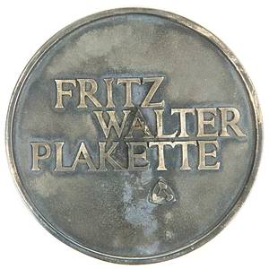 4Fritz Walter Plakette 1965  | Fritz-Walter Plakette für Leo Wilden mit Namensgravur ca. 1965.  Vorderseite mit der Aufschrift "Fritz Walter Plakette". Rückseite mit Gravur "Leo Wilden. Dem Mannschaftsdienlichen Spieler. Stiftung Schlegel-Brauerei GmbH. Bochum.". Silber (gepunzt 925er, Gewicht: 128 Gramm), 8,7 cm. - Bild 2