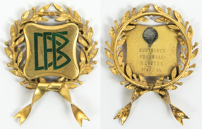 Sorry, no english description is available. ...  -  -- (Dieses Objekt wird mit Echtheitszertifikat ausgeliefert - COA  --. Condition: A-.....Wurde vom DFB an die Spieler des 1.FC Köln.  -Einmaliges historische Stück aus der Geschichte des deutschen Fußballs. Der 1.FC Köln war die erste Mannschaft die die Meisterschaft der Bundesliga gewann und damit eine neue Ära im deutschen Fußball einleitete. Das 1963/1964 war das erste Jahr in dem es eine bundesweite 1.Liga gab. Vorher gab es Meisterschaftendspiele, an denen die Meister der Oberligen und vor dem 2.Weltkrieg die Meister der Gauligen teilnahmen.  --Nadel abgebrochen und fehlt
