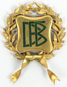 Sorry, no english description is available. ...  -  -- (Dieses Objekt wird mit Echtheitszertifikat ausgeliefert - COA  --. Condition: A-.....Wurde vom DFB an die Spieler des 1.FC Köln.  -Einmaliges historische Stück aus der Geschichte des deutschen Fußballs. Der 1.FC Köln war die erste Mannschaft die die Meisterschaft der Bundesliga gewann und damit eine neue Ära im deutschen Fußball einleitete. Das 1963/1964 war das erste Jahr in dem es eine bundesweite 1.Liga gab. Vorher gab es Meisterschaftendspiele, an denen die Meister der Oberligen und vor dem 2.Weltkrieg die Meister der Gauligen teilnahmen.  --Nadel abgebrochen und fehlt - Bild 2