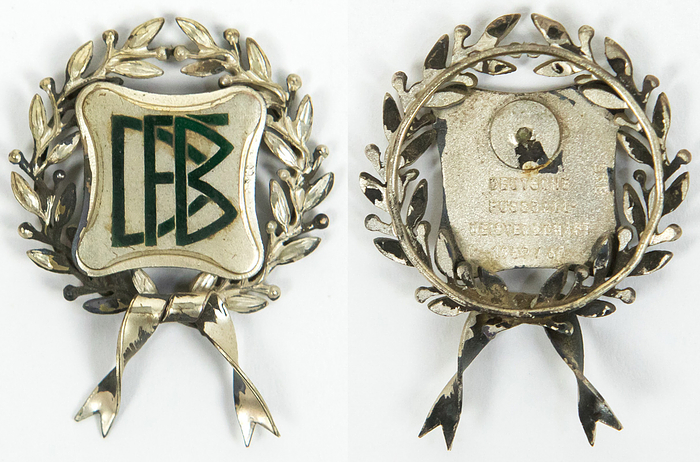3Köln,1.FC-DFB-Meisternadel 1959/60  | Offizielle DFB-Meisterschaftsnadel von Leo Wilden für den Zweiten der Deutschen Fußballmeisterschaft 1959/60 1.FC Köln. Silber (gepunzt 835er), grün emailliert. Rückseite mit Aufschrift „Deutsche Fussball-Meisterschaft 1959/60“. 4x3 cm.