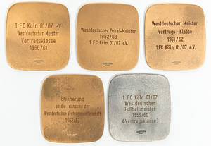 3Köln,1.FC - Siegermedaillen 1959-63  | 4 Siegermedaillen Westdeutschen Spielverbandes für den 1.FC Köln von Leo Wilden für die Westdeutsche Meisterschaft von 1960 - 1963 und eine Teilnehmermedaille an der "Westdeutschen Vertragsmeisterschaft 1962/63. Bronze, je 5,2x4,7 cm. Alle in original Box - Bild 2
