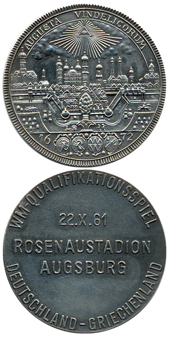 4Teilnehmermedaille 1961  | Silberne Teilnehmermedaille zum „WM-Qualifikationsspiel Deutschland -Griechenland 22.X.1961 Rosenaustadion Augsburg“. Gestempelt (900er Silber, 27,1 Gramm), 4,2 cm. Im Originaletui. Bekam Leo Wilden für seine Teilnahme an diesem Länderspiel, er war nur Reservespieler