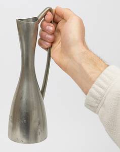 4Zinnkrug Länderspiel 1961 D v Belgien  | Großer Zinnkrug mit der Gravur "Allemagne - Begique 2.3.1961", Zinn, Höhe: 24 cm, Gewicht: 472 Gramm. Geschnek des belgischen Fußballverbandes an die Spieler dieses Fußball Lnderspiel Belgien v Deutschland. Persönliches Exemplar von Leo Wilden der in diesem Spiel eingestzt wurde. - Bild 2