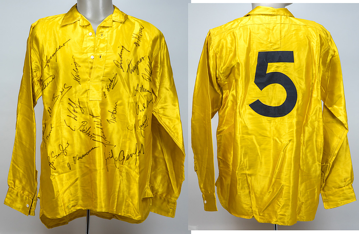 1Dortmund, Borussia-Trikot 1963  | Original match worn Spielertrikot von Borussia Dortmund mit der Rückennummer 5, getragen von Lothar Geisler (1936-2019) im Europapokalspiel Hinspiel am 6.11.1963 in Lissabon gegen Benfica Lissabon (1:2). Das Trikot kommt aus dem Nachlass eines ehemaligen Zeugwartes von Borussia Dortmund. Der damalige Zeugwart hat dieses Trikot ca. 1983 vom aktuellen Bundesligakader des BVB signieren lassen. Status:AAB. Museumsstück!!.