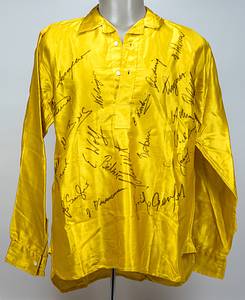 1Dortmund, Borussia-Trikot 1963  | Original match worn Spielertrikot von Borussia Dortmund mit der Rückennummer 5, getragen von Lothar Geisler (1936-2019) im Europapokalspiel Hinspiel am 6.11.1963 in Lissabon gegen Benfica Lissabon (1:2). Das Trikot kommt aus dem Nachlass eines ehemaligen Zeugwartes von Borussia Dortmund. Der damalige Zeugwart hat dieses Trikot ca. 1983 vom aktuellen Bundesligakader des BVB signieren lassen. Status:AAB. Museumsstück!!. - Bild 2